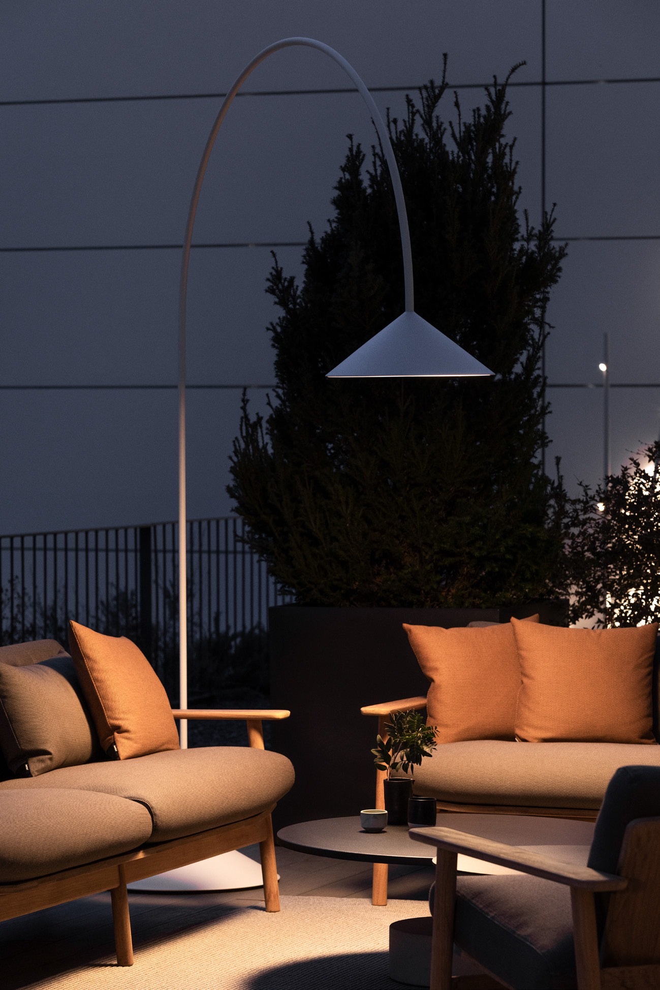 Vibia exterior Out 4270 – Lámpara de pie — imagen 6