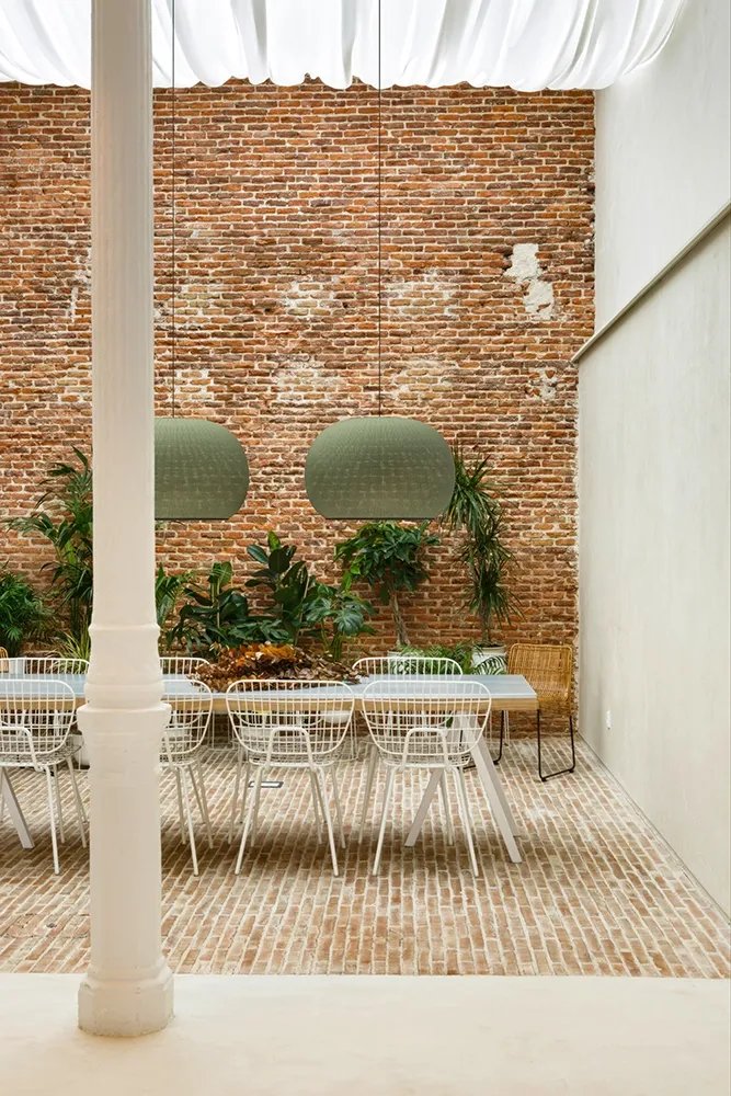 Vibia lanza Closer, una lámpara de punto tejido que pasa del jardín al salón
